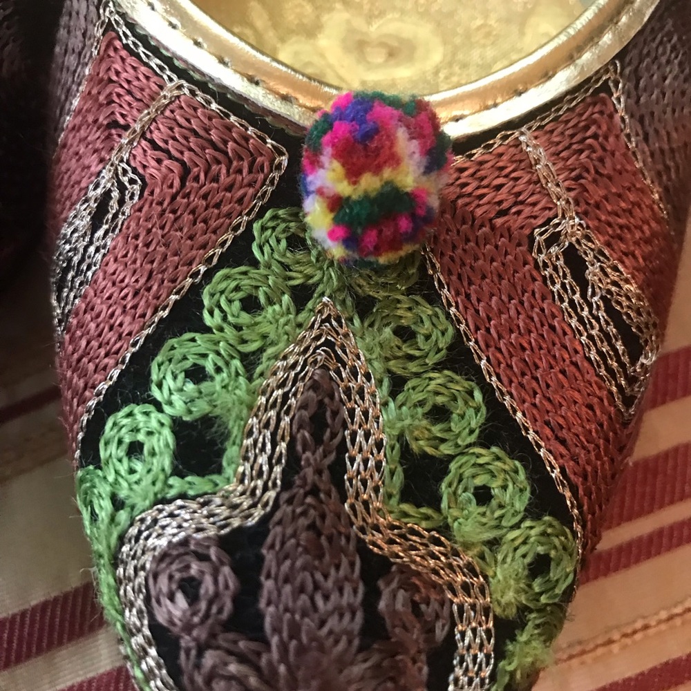 Beautiful handcrafted embroidered size 5 NEW flats - Picture 3 of 6